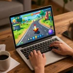 Giocatore coinvolto a casa che si diverte con chicken road recensioni mentre gioca su un laptop con appunti strategici.